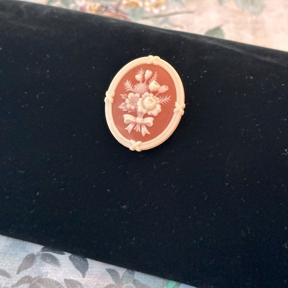 Vintage Avon Floral Cameo Brooch/Pin Victorian Style Flower Bouquet w/Bow Coral - Picture 9 of 13